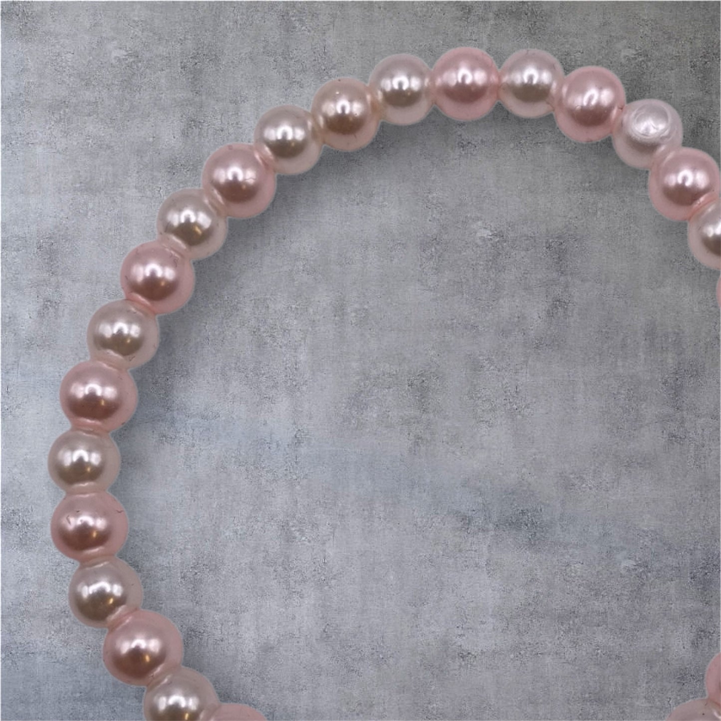 Pärlarmband med vita och rosa vaxade glaspärlor