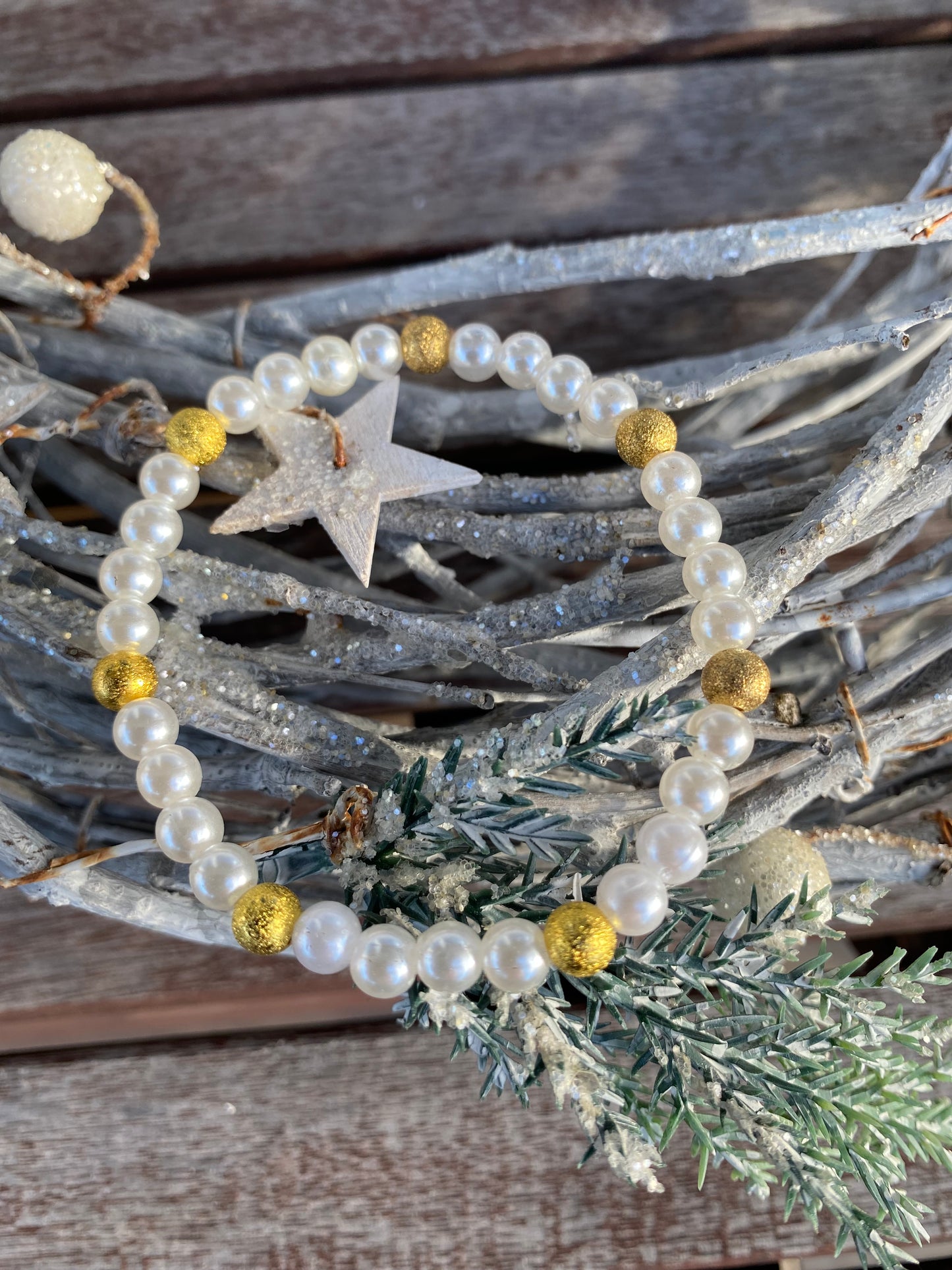 Pärlarmband med vita glaspärlor och guldfärgade  stardustpärlor