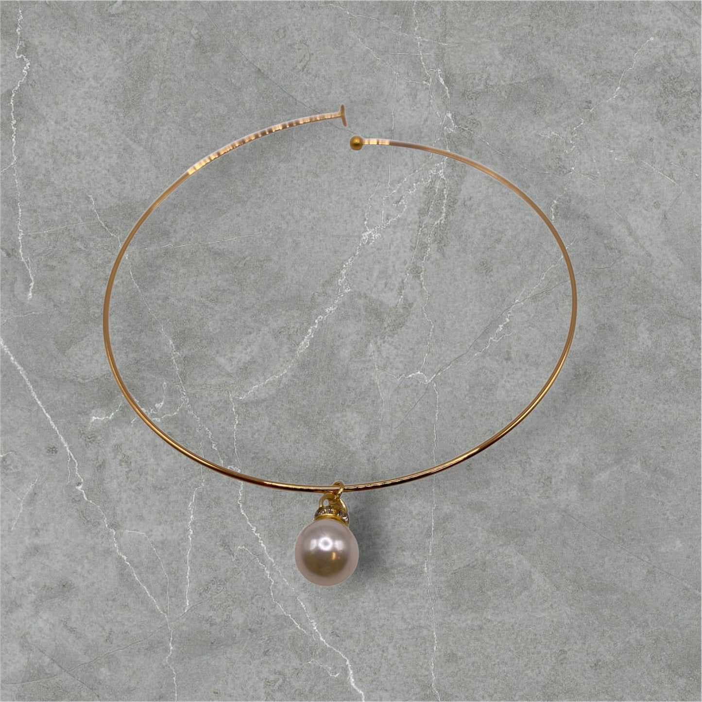 Guldfärgat choker halsband med gräddvit pärla och strass