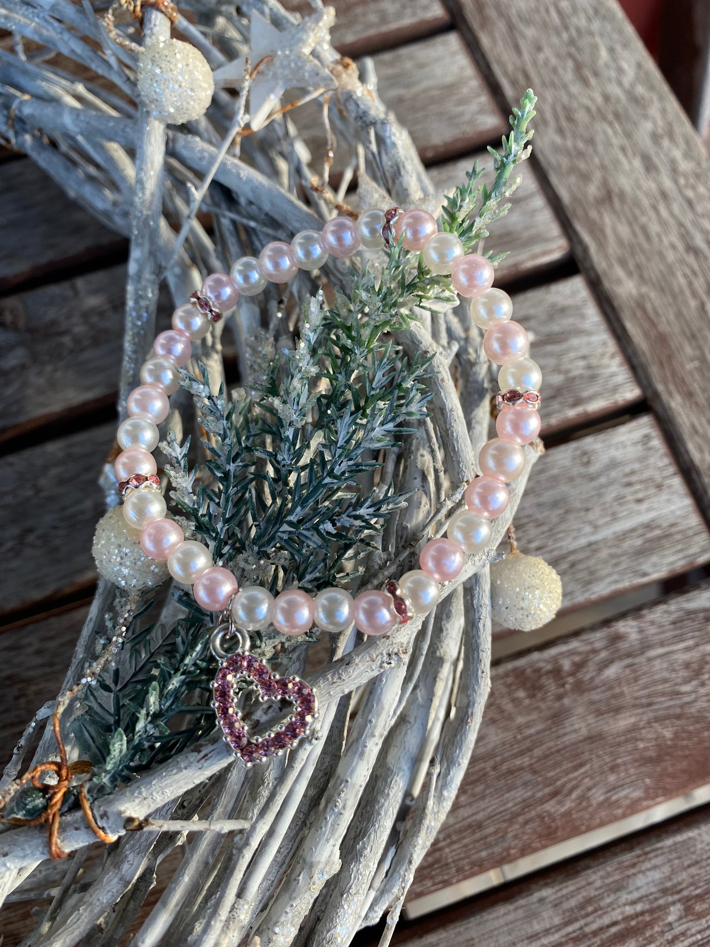 Pärlarmband med rosa strass hjärta och vita och rosa glaspärlor
