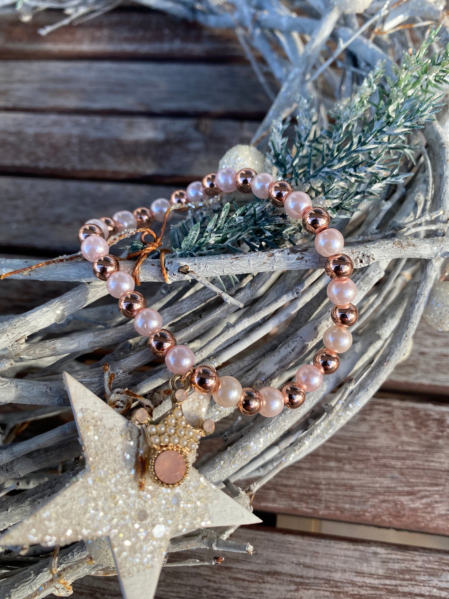 Pärlarmband med strasskrona och ljusrosa och roséfärgade pärlor