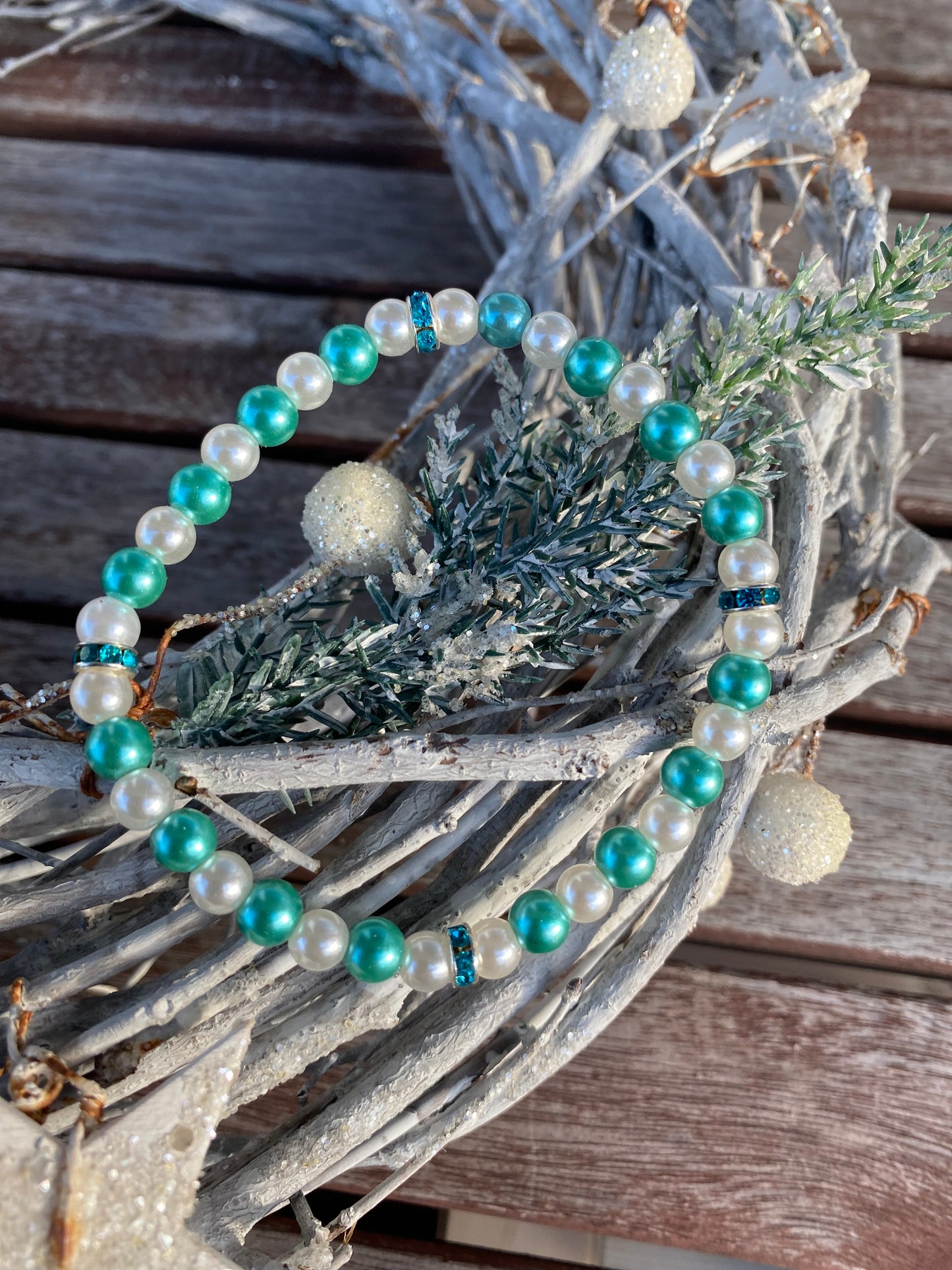 Pärlarmband med vita och turkosa vaxade glaspärlor