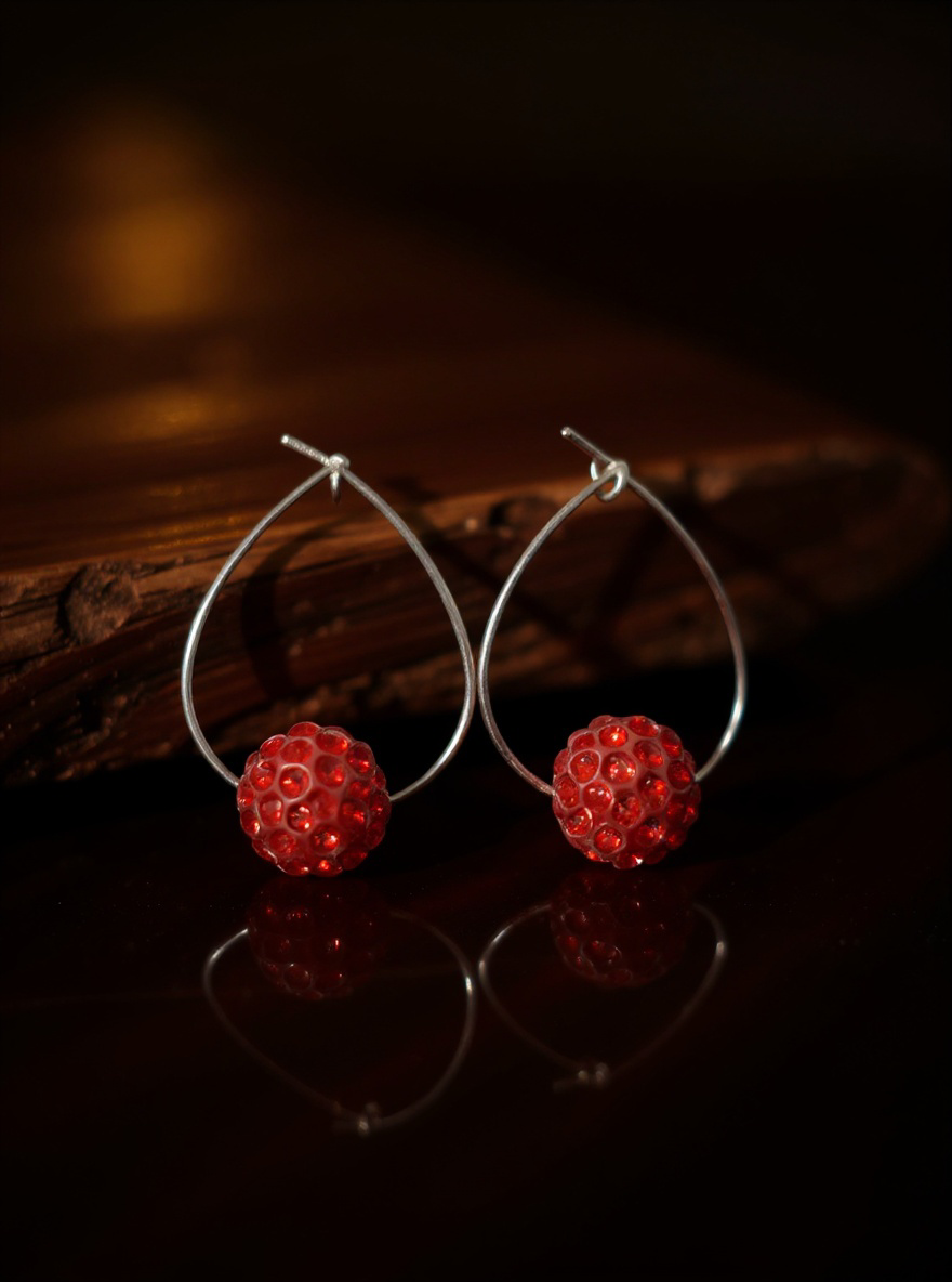 Glittriga ovala creoler i rött, örhängen i strass