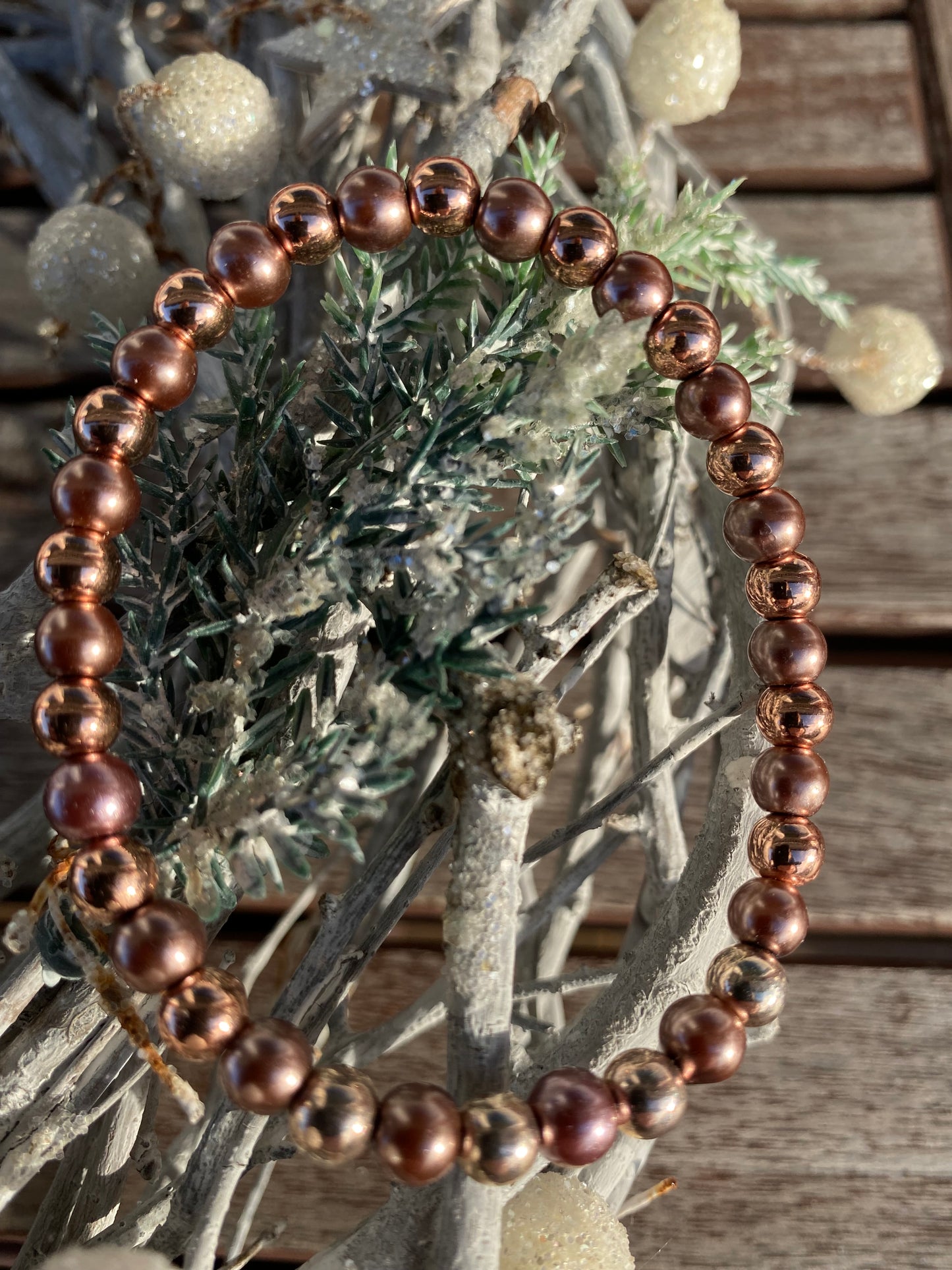 Pärlarmband med bronsfärgade och nougatfärgade pärlor.