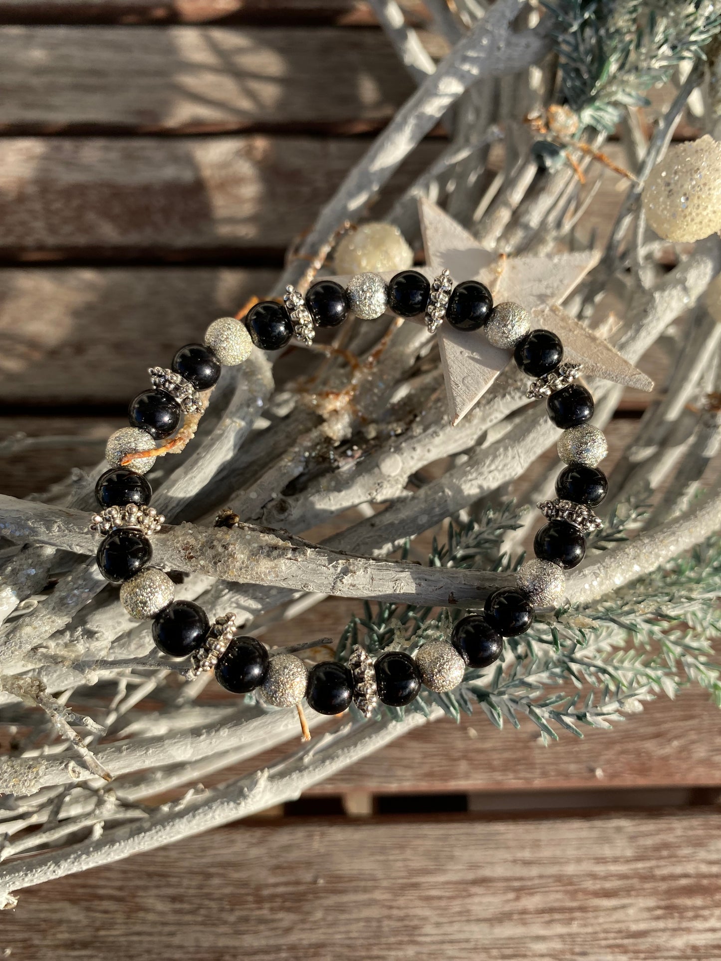 Pärlarmband med silvriga och svarta pärlor.