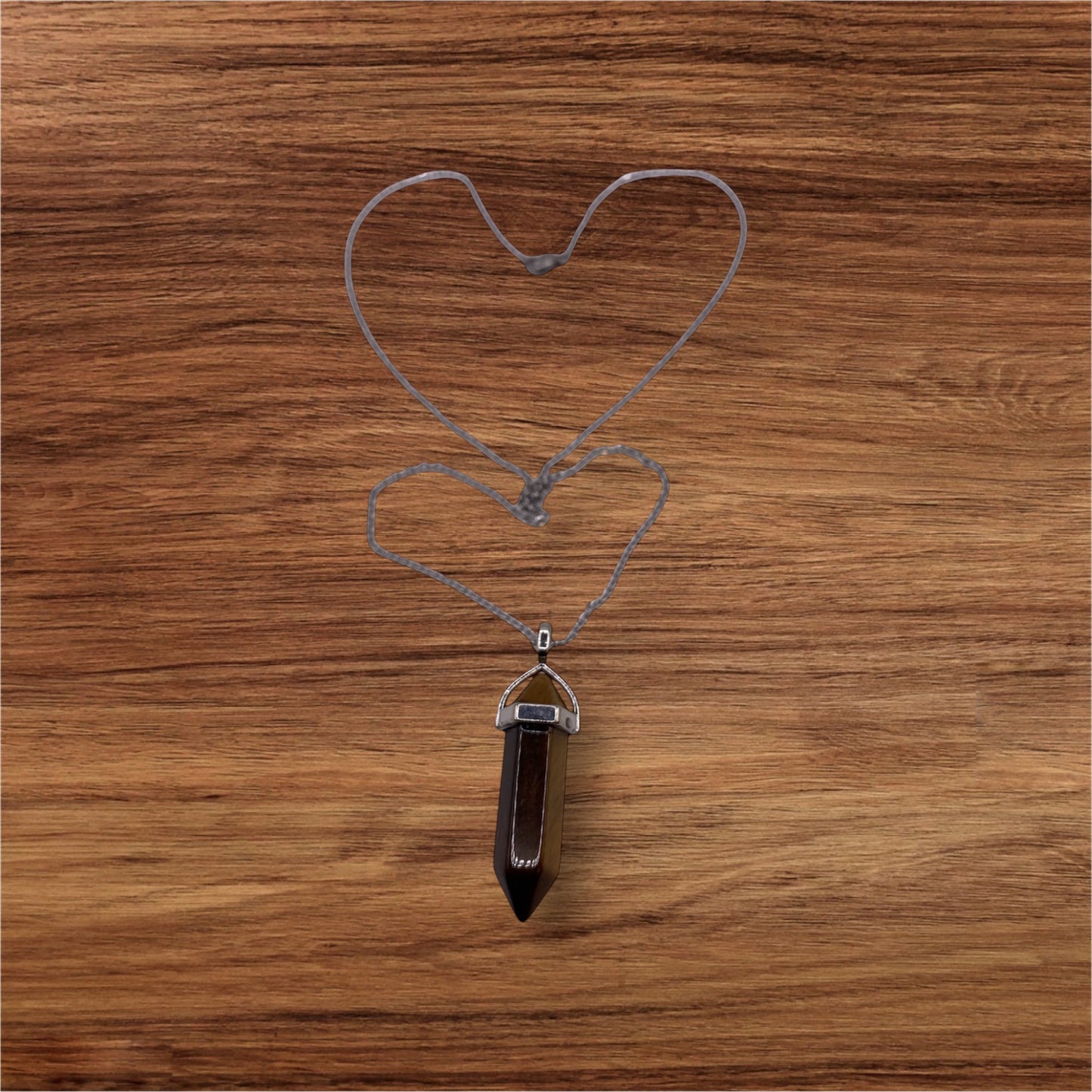 Halsband med hänge i ädelstenen tigeröga