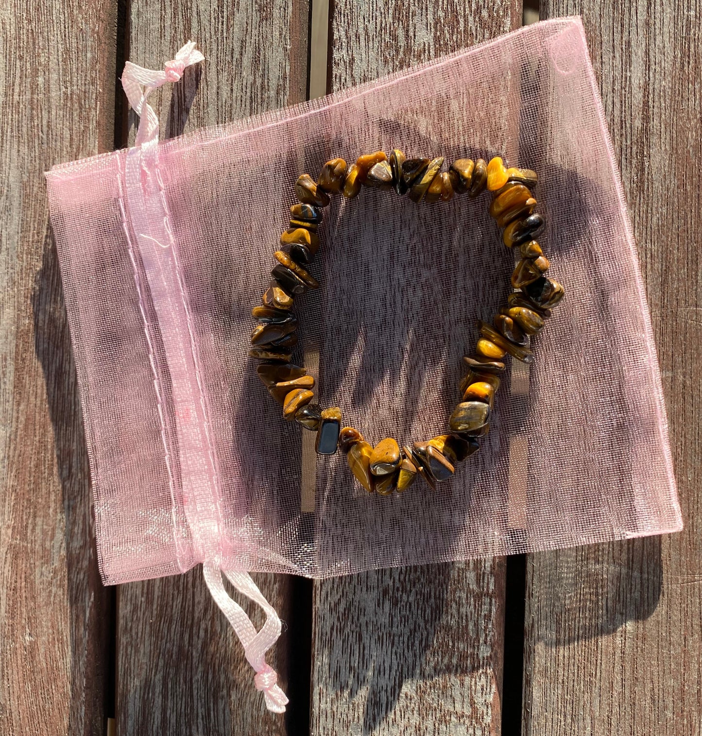 Bärnstensfärgat armband, gjord av halvädelstenen Tigeröga