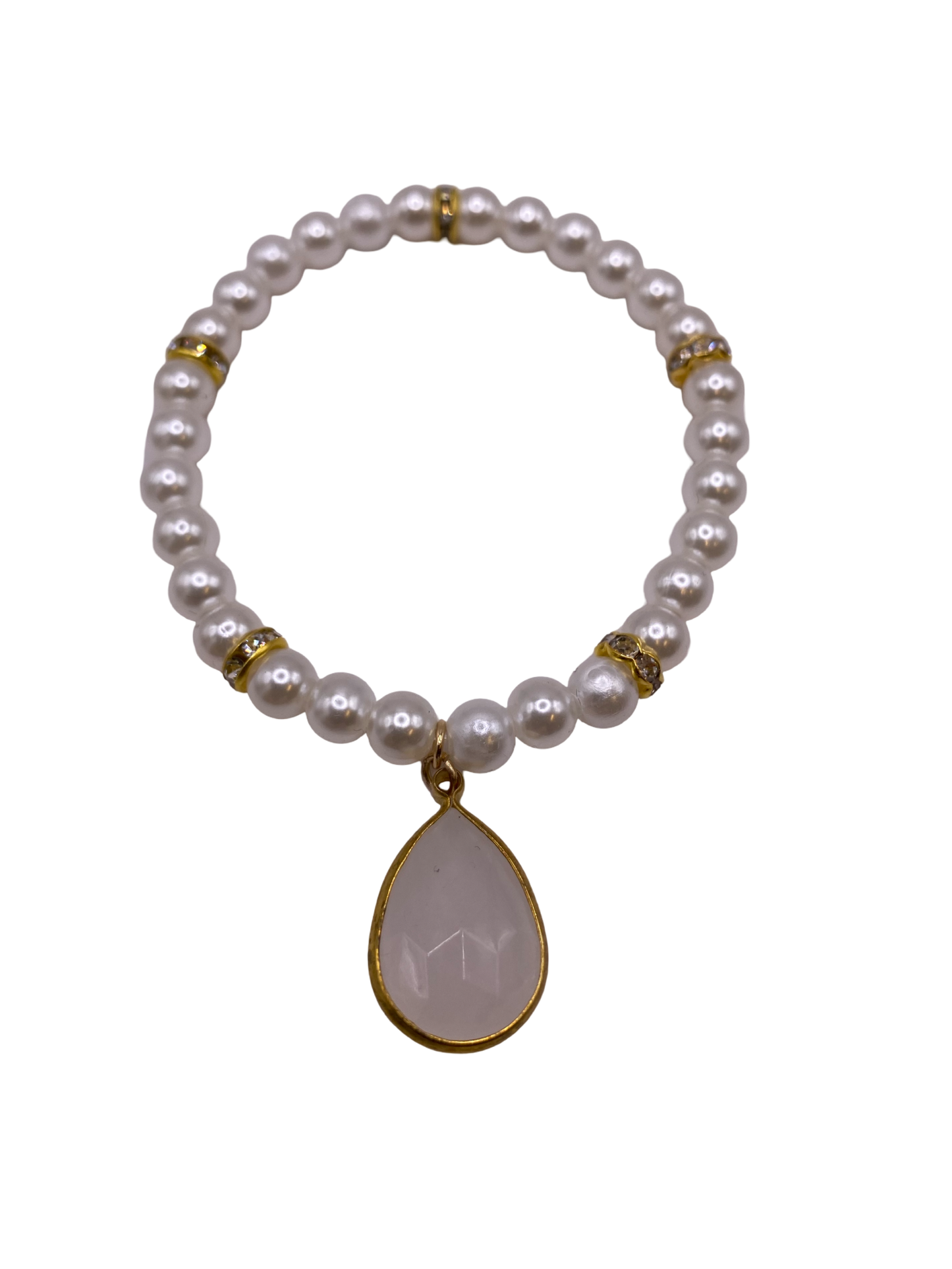 Vitt pärlarmband med guldstrass detaljer och en droppformad facetterad berlock.