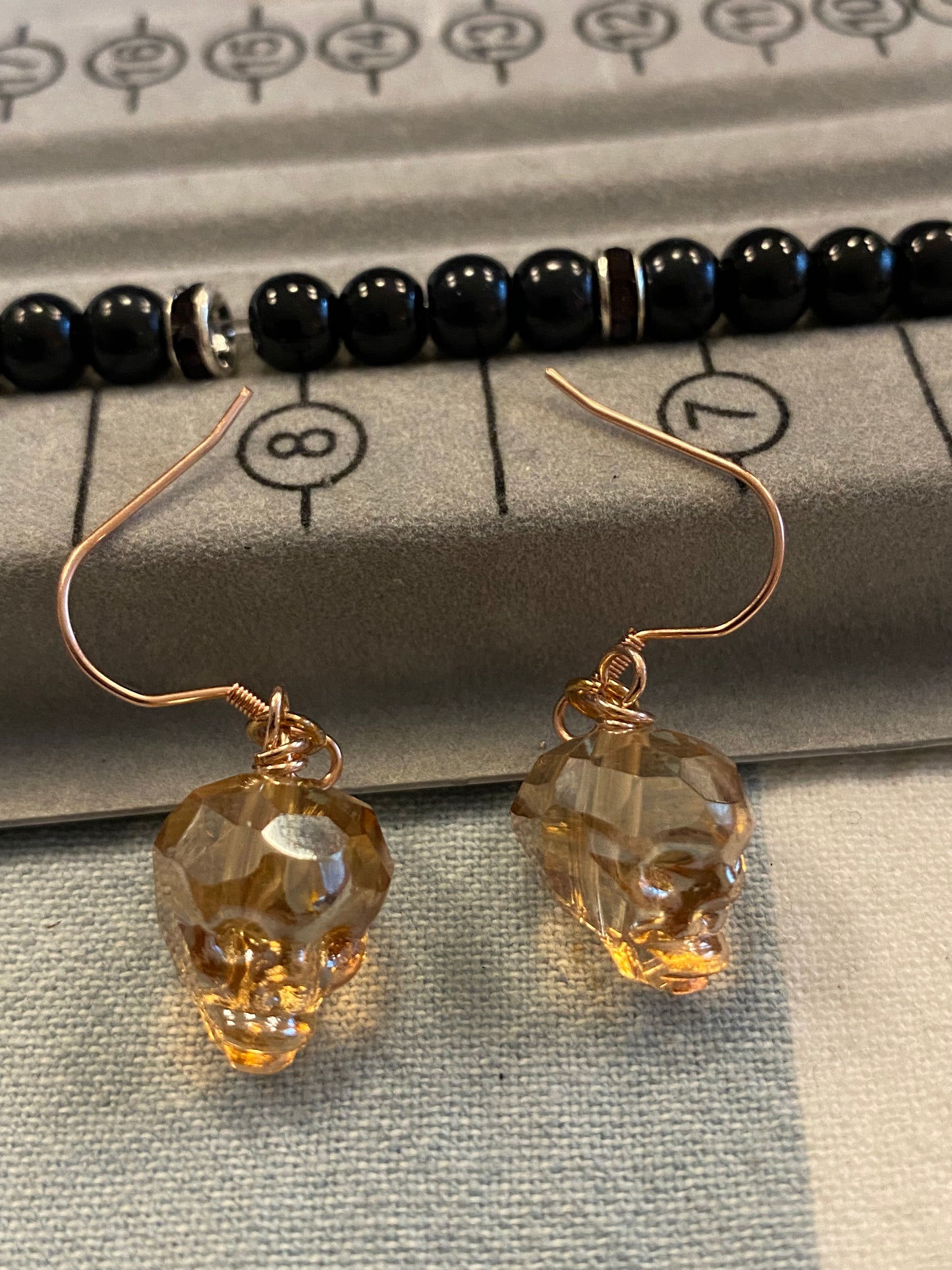 Kristallörhängen med döskalle