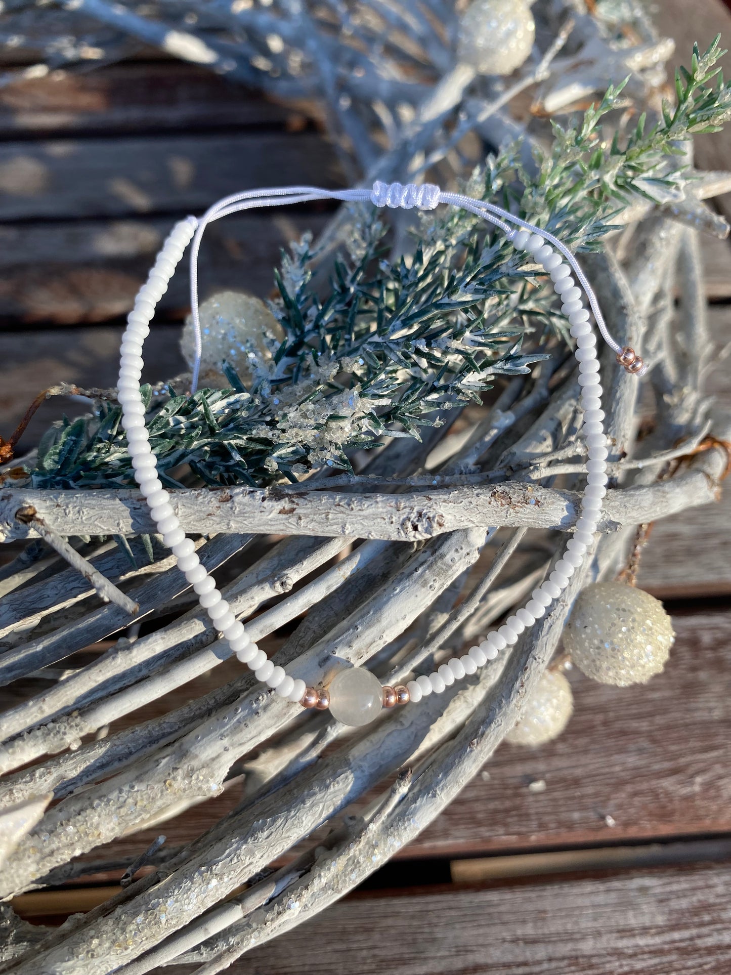 Vitt makraméarmband med en opalsten och guldpärlor