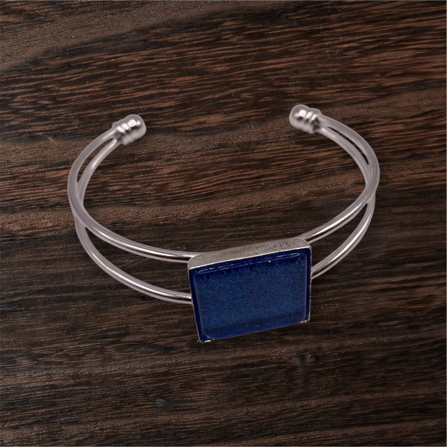 Stelt armband med havsblåglittrande mosaiksten