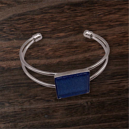 Stelt armband med havsblåglittrande mosaiksten