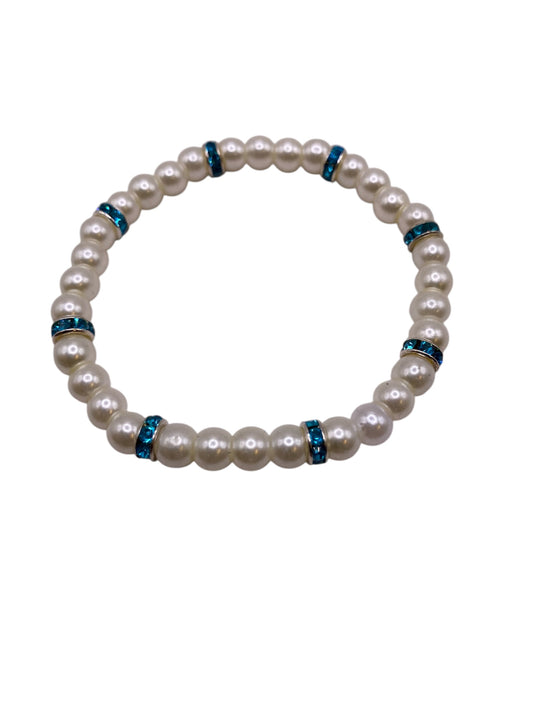 Pärlarmband med vita glaspärlor och turkosa strasstenar