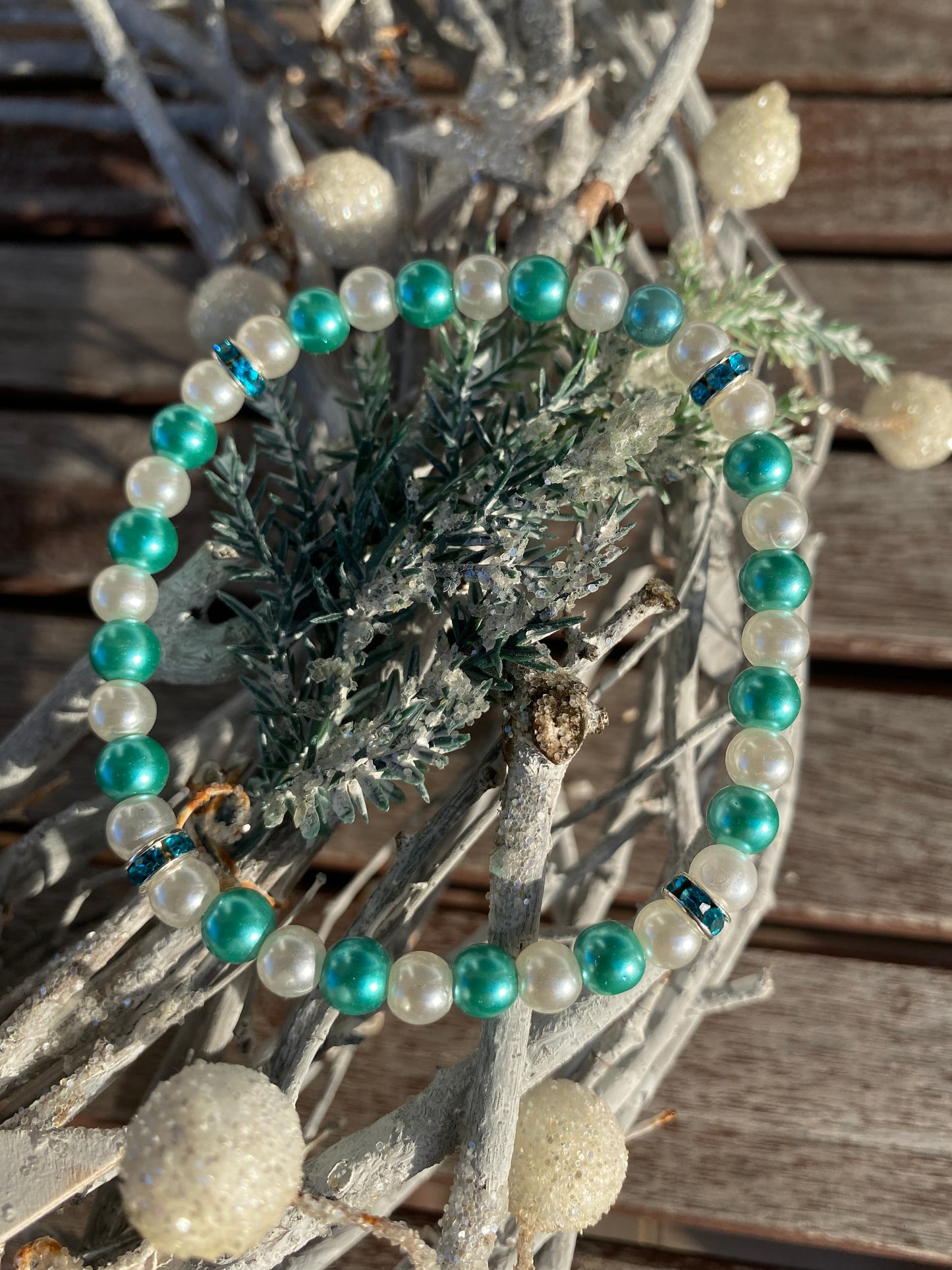 Pärlarmband med vita och turkosa vaxade glaspärlor