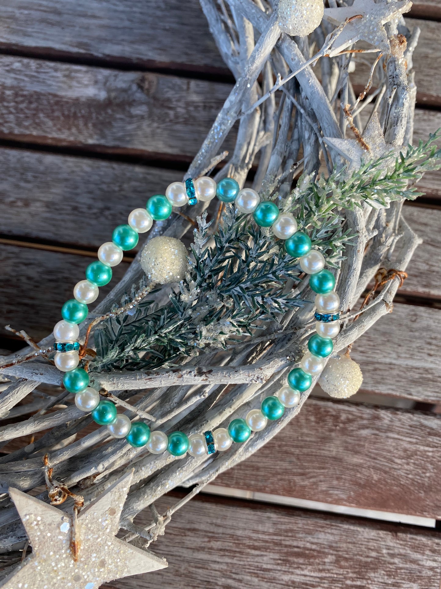 Pärlarmband med vita och turkosa vaxade glaspärlor