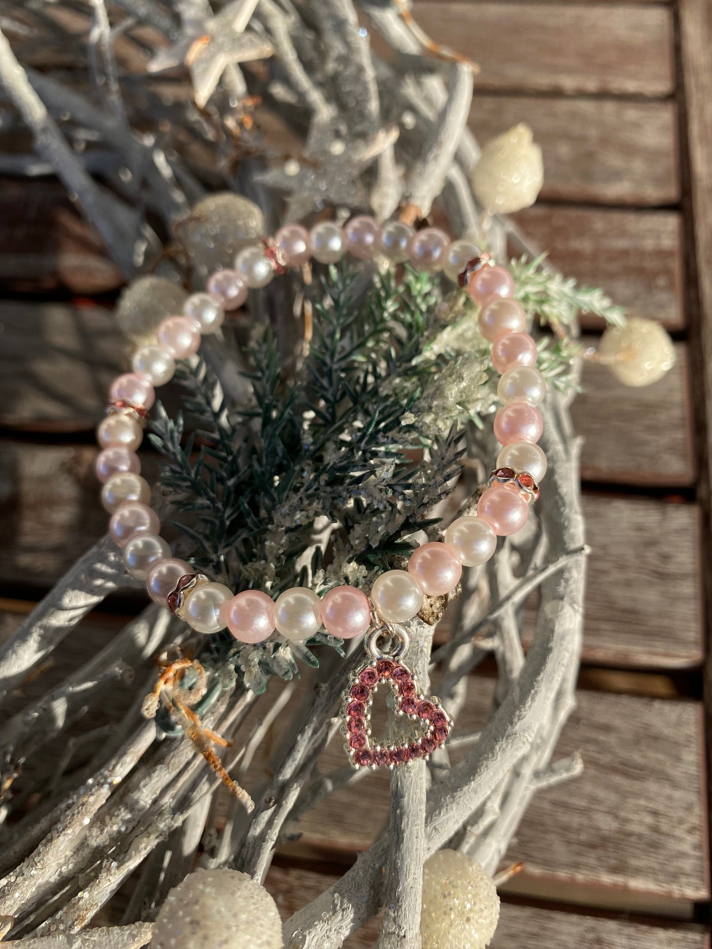 Pärlarmband med rosa strass hjärta och vita och rosa glaspärlor