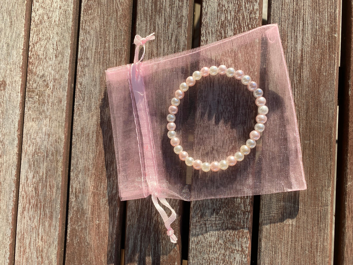 Pärlarmband med vita och rosa vaxade glaspärlor