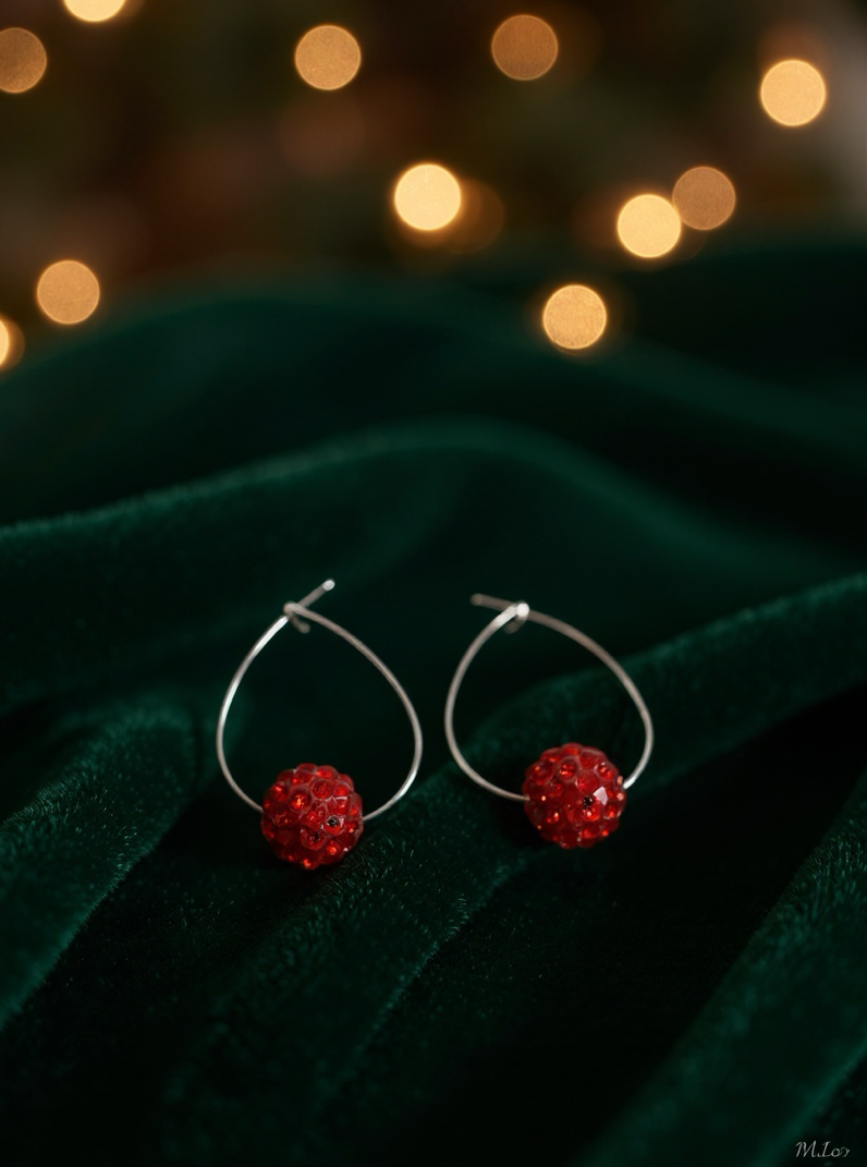 Glittriga ovala creoler i rött, örhängen i strass