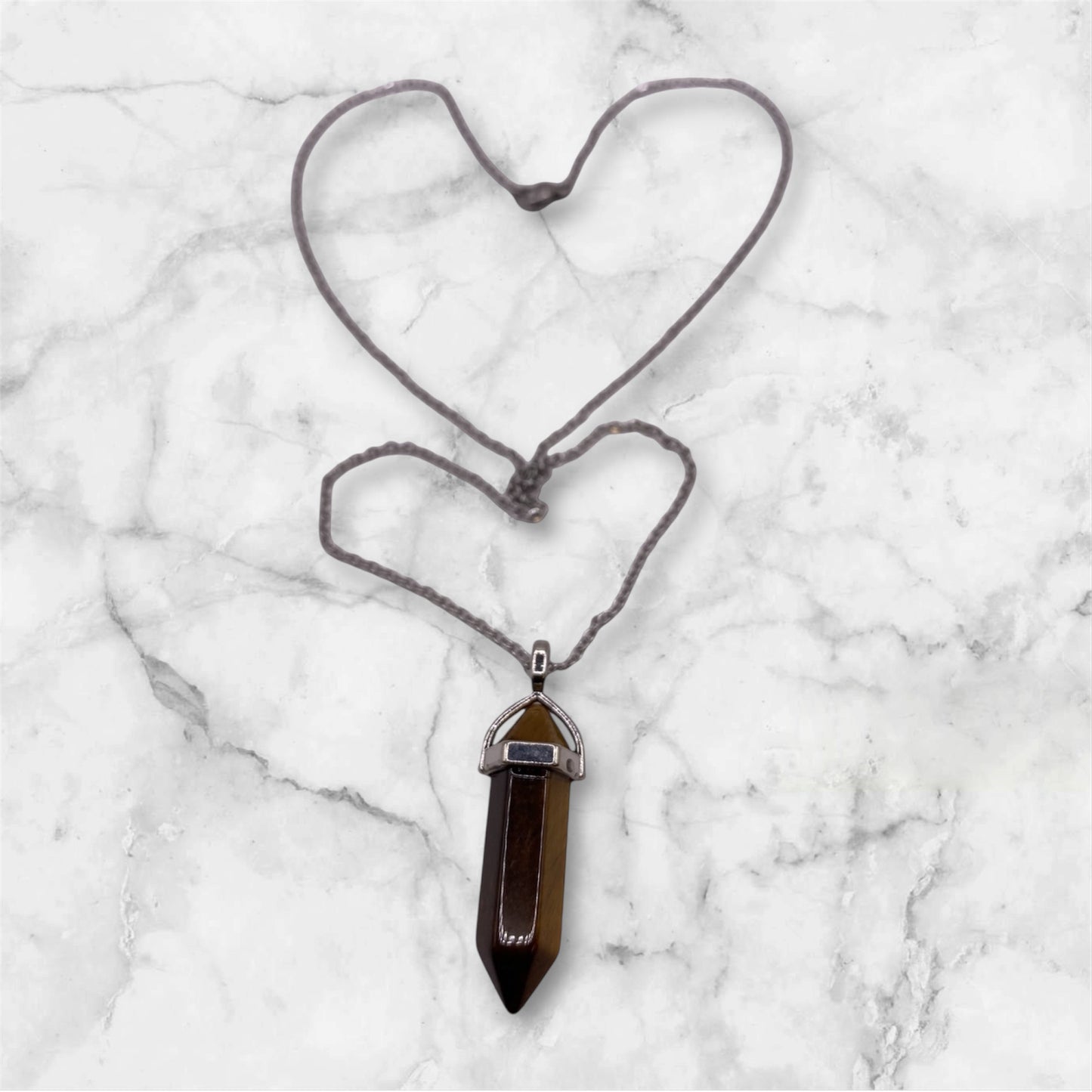 Halsband med hänge i ädelstenen tigeröga