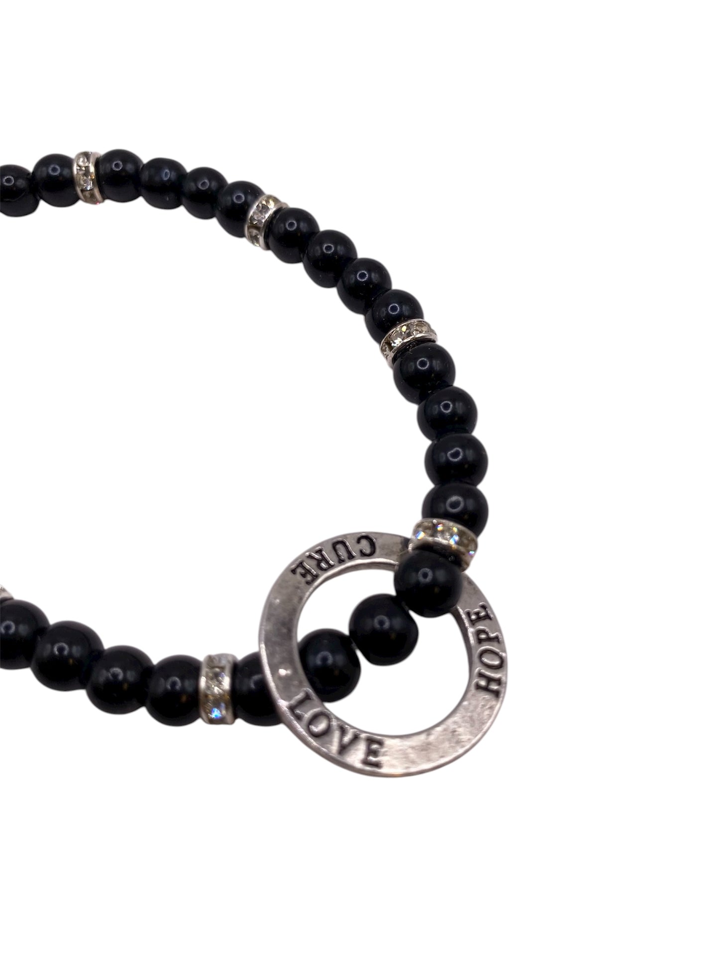 Svart pärlarmband med silverfärgad hjärtberlock och vita strasstenar