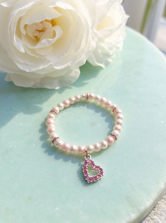Pärlarmband med vaxade glaspärlor i vitt och rosa med rosa strass hjärtberlock