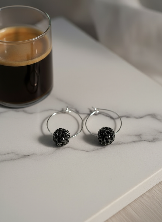 Glittriga ovala creoler i svart, örhängen i strass