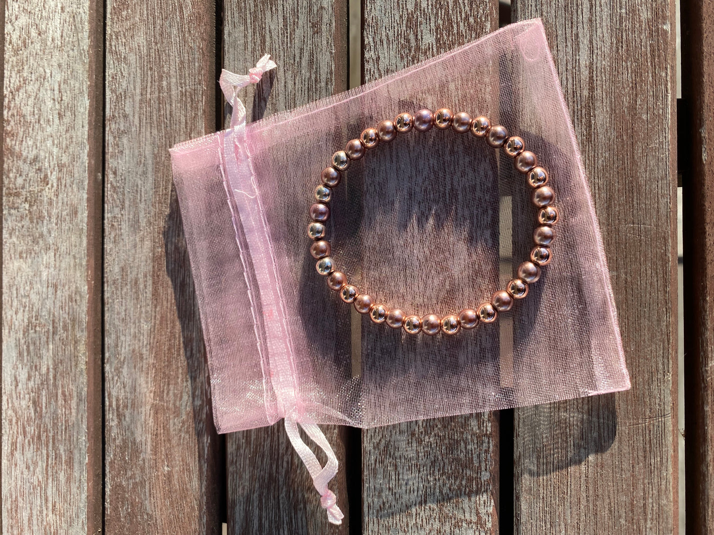 Pärlarmband med bronsfärgade och nougatfärgade pärlor.