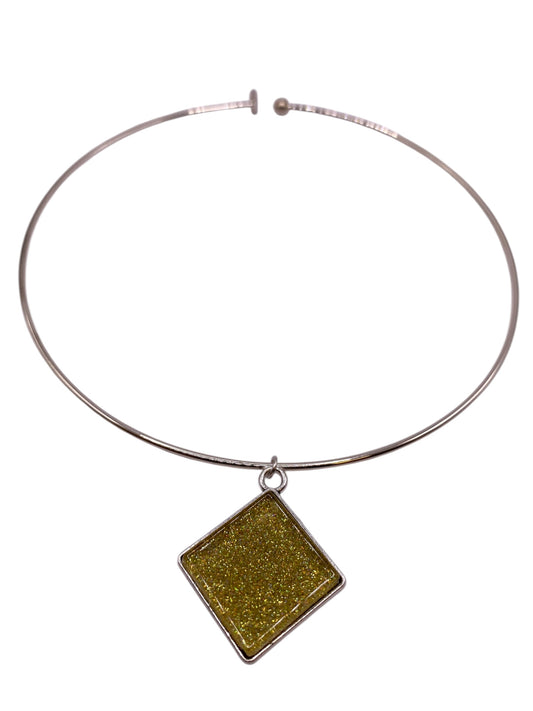 Stelt silverhalsband med guldskimrande mosaikstens berlock