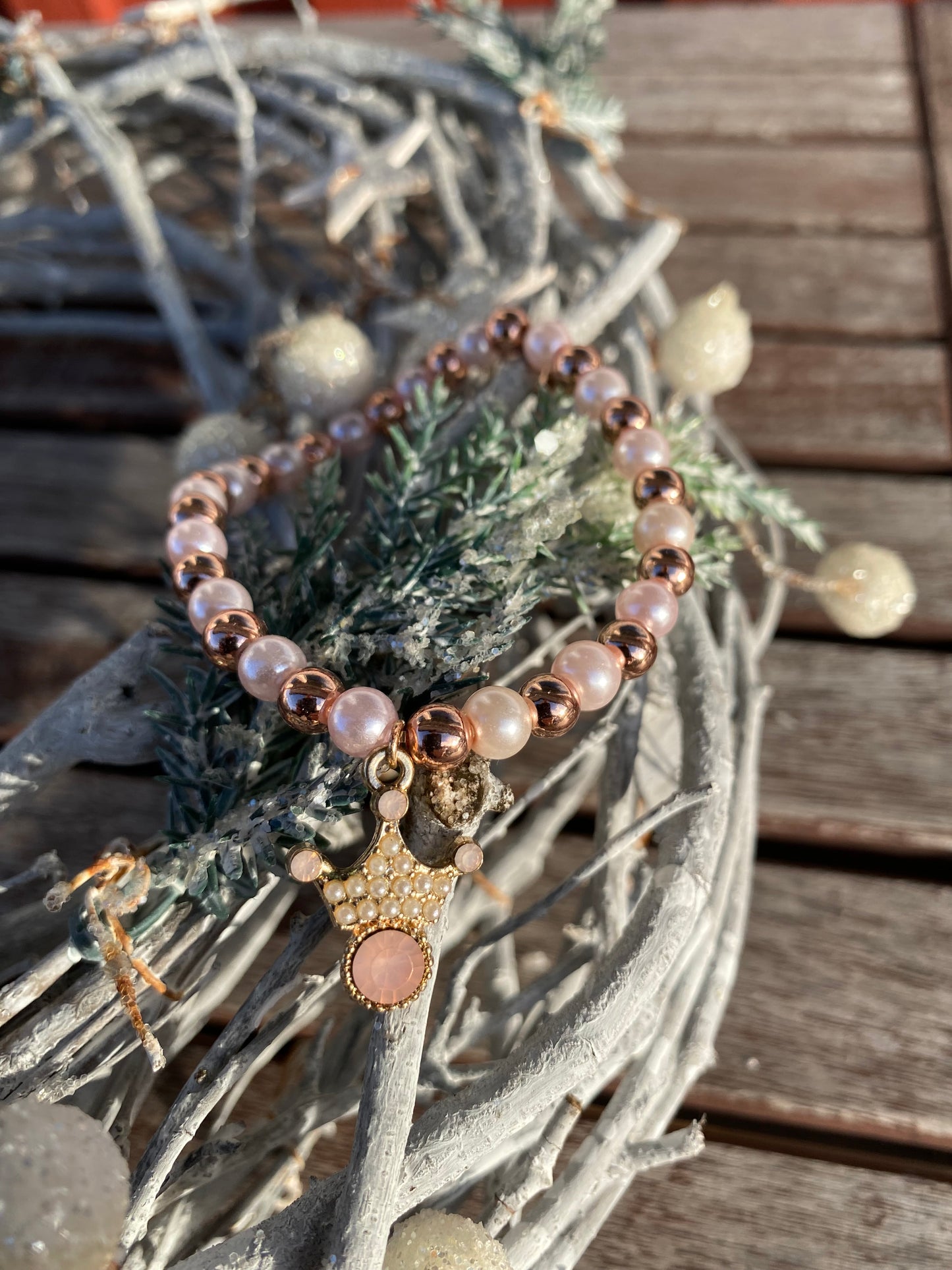 Pärlarmband med strasskrona och ljusrosa och roséfärgade pärlor