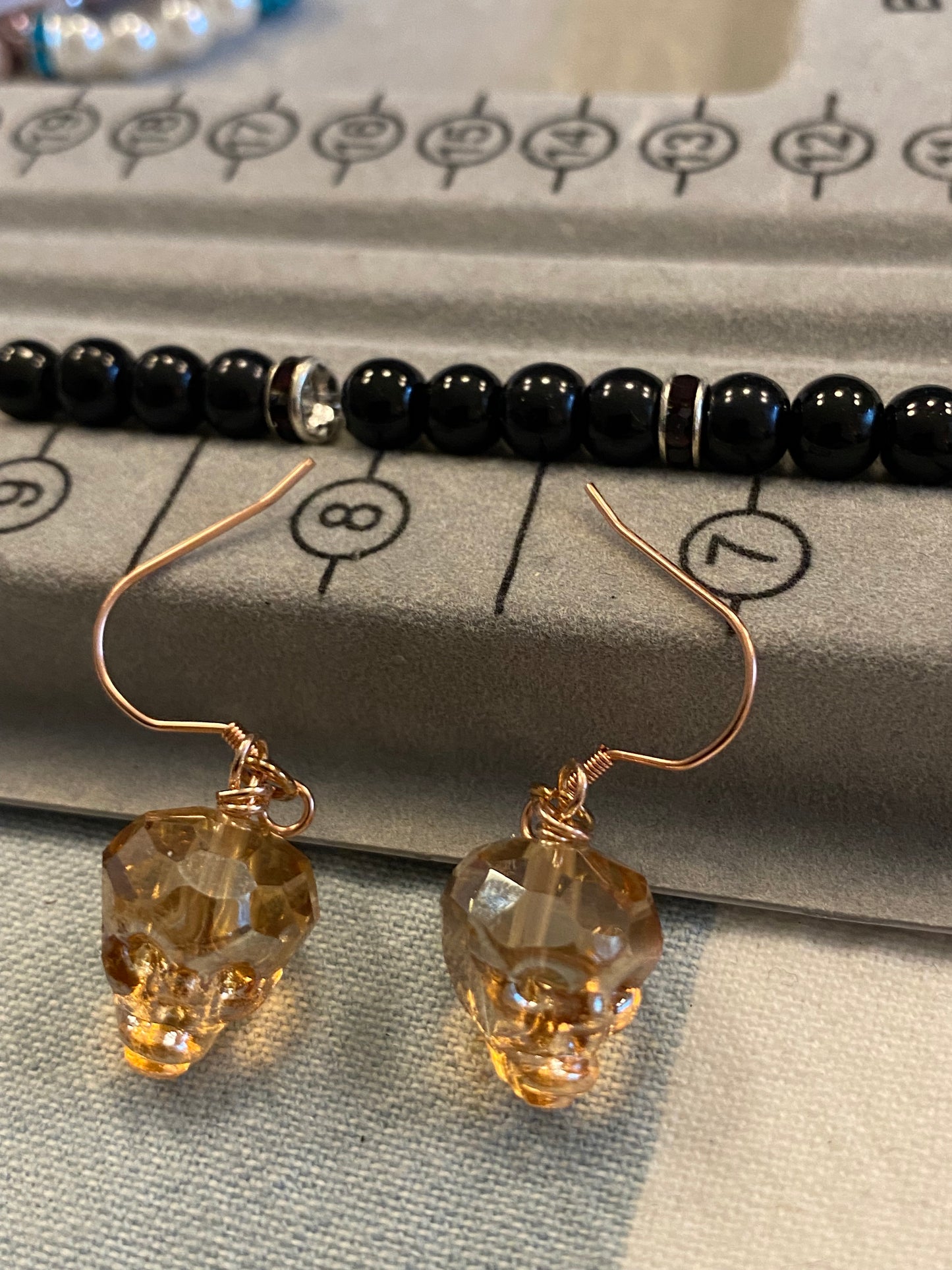 Kristallörhängen med döskalle