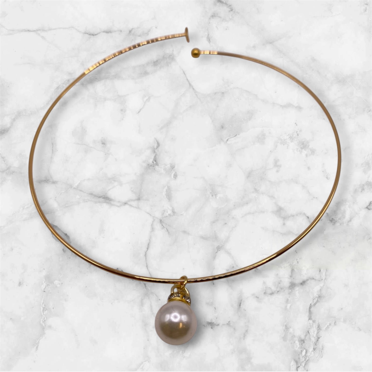 Guldfärgat choker halsband med gräddvit pärla och strass