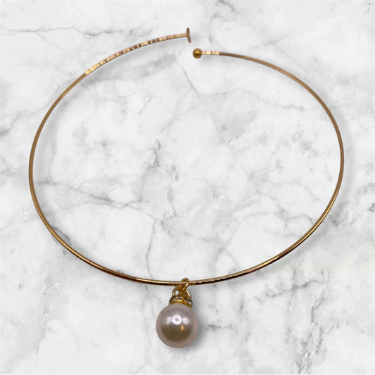 Guldfärgat choker halsband med gräddvit pärla och strass