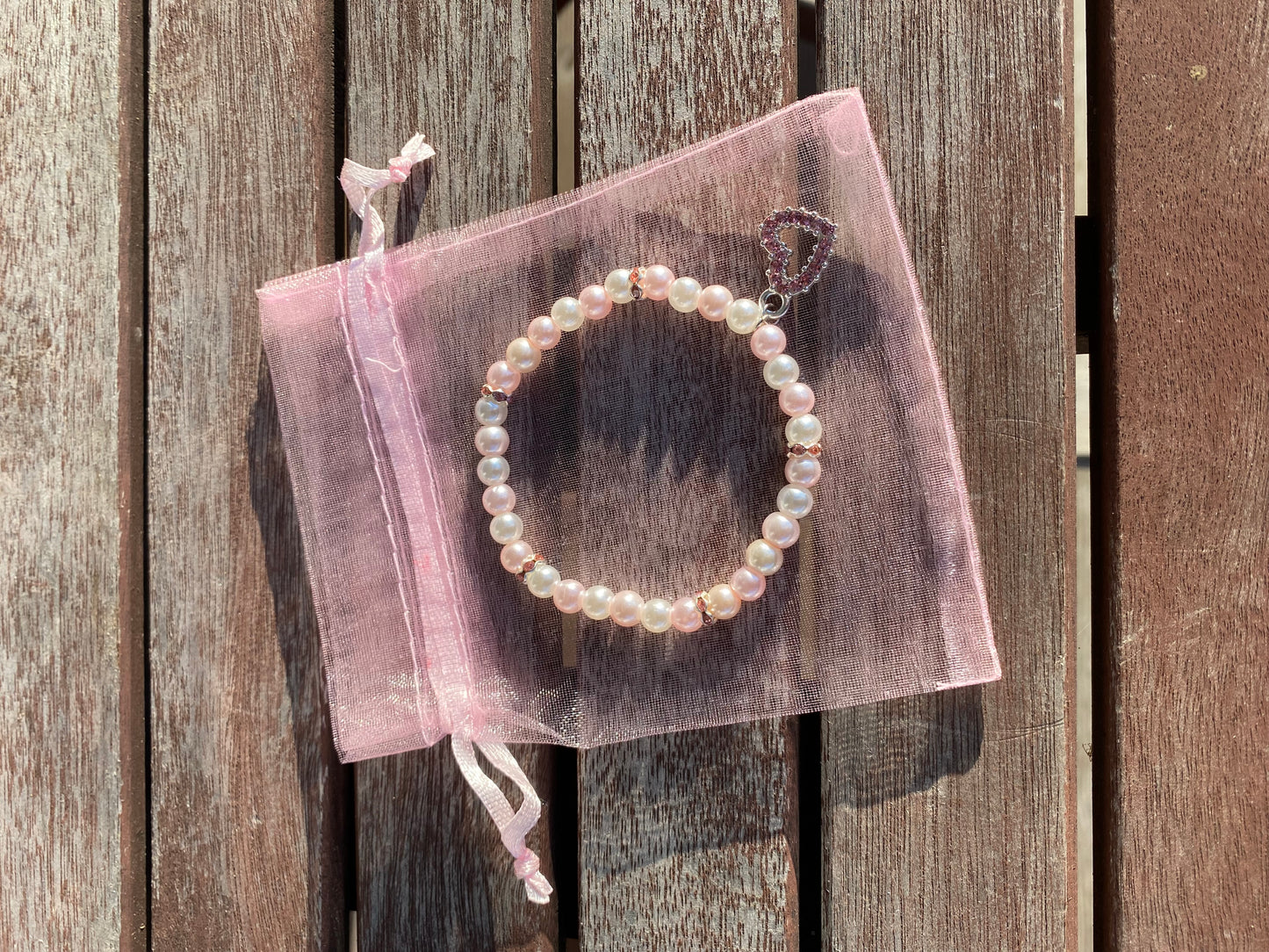 Pärlarmband med rosa strass hjärta och vita och rosa glaspärlor