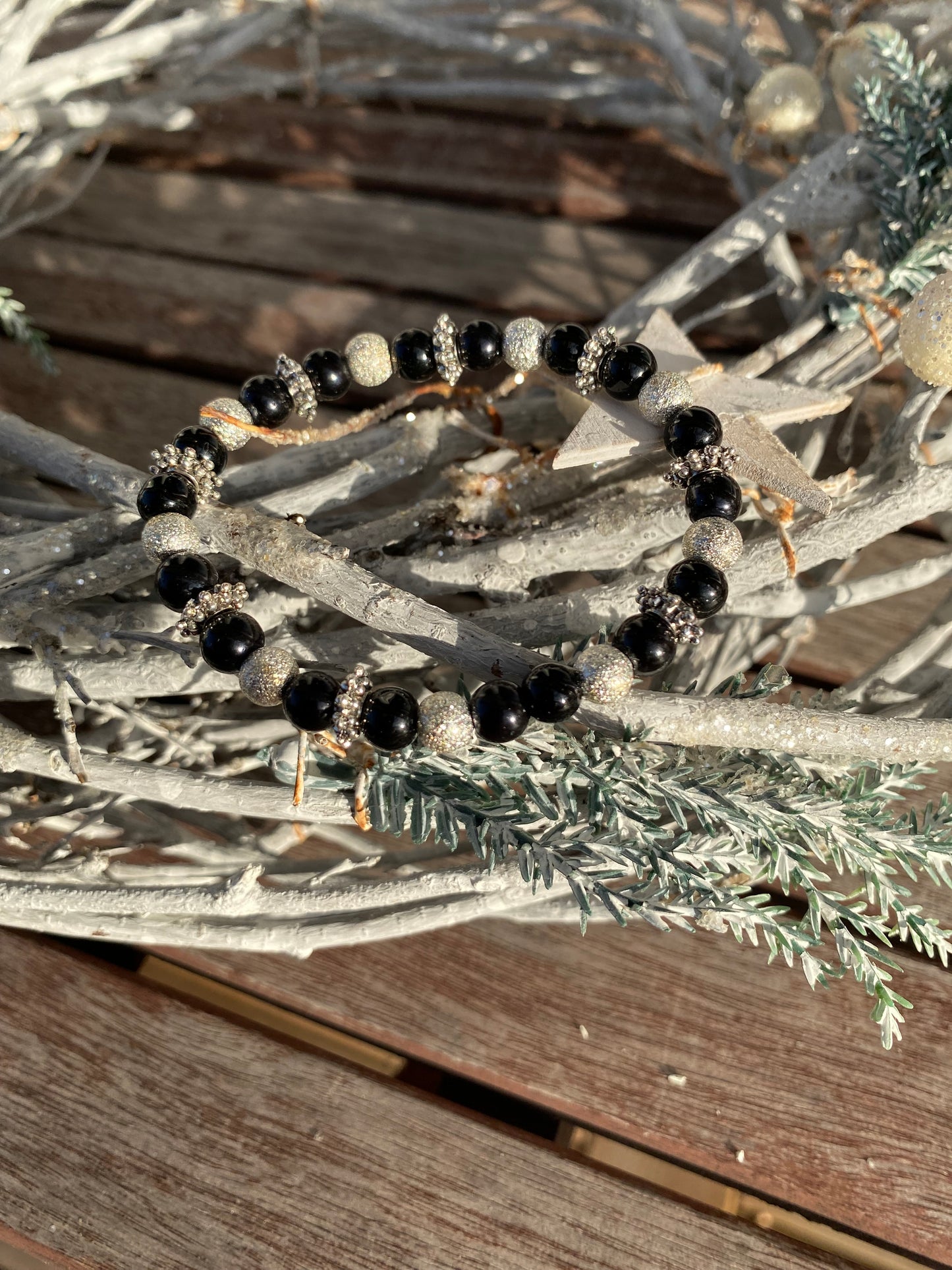 Pärlarmband med silvriga och svarta pärlor.